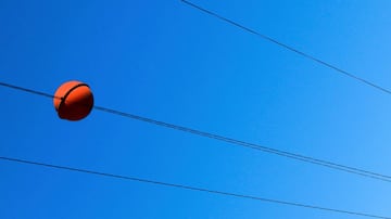 bola roja poster de luz autovia cables alta tension