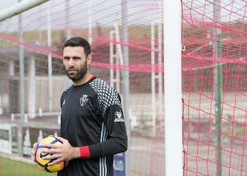 El guardameta italiano pasó por el Osasuna cuando el París Saint-Germain FC lo cedió al conjunto de Pamplona. El de  Nuoro ha pasado por equipos como Palermo, Sevilla o Nápoles.