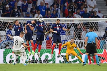 Toni Kroos lanza una faltia directa con la barrera compuesta por Antoine Griezmann, Adrien Rabiot, Paul Pogba y Karim Benzema.