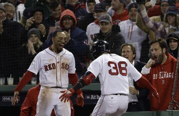 Mookie Betts celebra el cuadrangular de Núñez. 