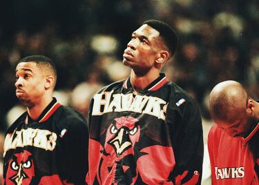 Uno de los mejores extranjeros de siempre en la NBA. En España lo conocemos como el sobrenombre de Memorias de África gracias al legendario Andrés Montes. Nacido en Zaire (la actual República Democrática del Congo), fue ocho veces all Star. Aguerrido defensor (se llevó el premio a mejor defensor hasta en cuatro tempordas), es el segundo máximo taponador en la historia de la Liga (sólo Olajuwon le supera). Jugó en los Nuggets, Hawks, Sixers, Nets, Knicks y Rockets, pero nunca pudo conseguir el anillo. 