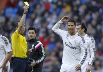 Fernández Borbalán le saca tarjeta amarilla a Cristiano Ronaldo por protestar la expulsión de Coentrao.