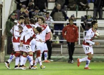 Los jugadores del Rayo Vallecano celebran el primer gol ante el Granada, marcado por Alberto Bueno, durante el partido de Liga en Primera División