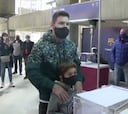 El momento más esperado: Messi vota junto a su hijo y le dedican un cántico cariñoso