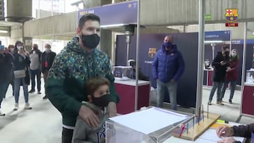 El momento m¨¢s esperado: Messi vota junto a su hijo y le dedican un c¨¢ntico cari?oso