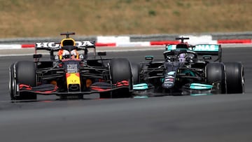 Mac Verstappen (Red Bull RB16B) y Lewis Hamilton (Mercedes W12). Paul Ricard, Francia, F1 2021. 