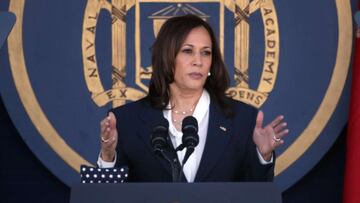 ANNAPOLIS, MARYLAND - 28 DE MAYO: La vicepresidenta de Estados Unidos, Kamala Harris, pronuncia un discurso en la ceremonia de graduaci&oacute;n y puesta en servicio de la Academia Naval de Estados Unidos en la Academia Naval el 28 de mayo de 2021 en Annapolis, Maryland. 