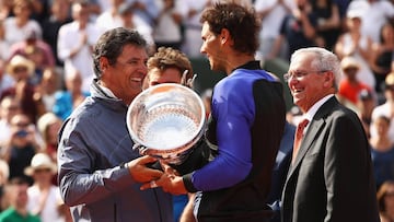 Nadal se llevará por fin a casa la Copa... y se la entregó Toni