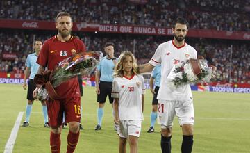 Aitor Puerta, Nico Pareja y De Rossi con la ofrenda floral a Antonio Puerta.