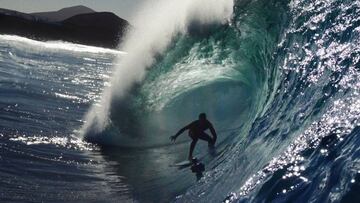 Luis D&iacute;az surfeando en Canarias para su proyecto Atlantic Stone, editado por Adrian Rodd.