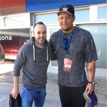 El astro del béisbol venezolano también ha visitado las instalaciones del Camp Nou y compartido con las estrellas del Barcelona. Entre ellos, Andrés Iniesta, Lionel Messi y Luis Suárez.