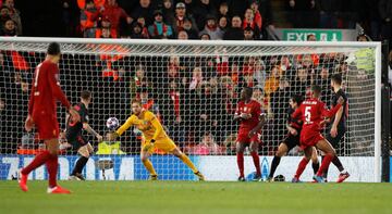 1-0. Georginio Wijnaldum marcó el primer gol.