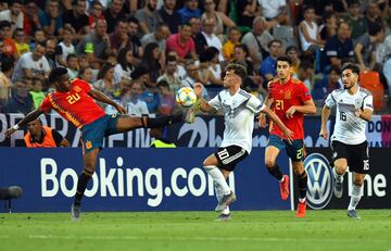 Junior Firpo y Luca Waldschmidt.