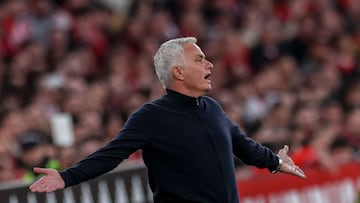 Mou explota tras otro bochorno: “¿Traidor yo…?”