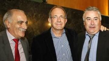 <b>RELEVO. </b>Castaño (expresidente), López Cerrón y Paco Antequera.