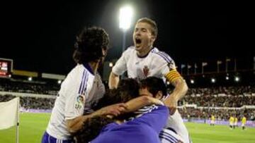 <b>¡SALVADOS! </b>Lafita, Gabi, Ander y otros compañeros celebran junto a Colunga el gol al Espanyol.