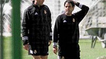 <b>CUIDADO ESPECIAL.</B> Miñano, preparador físico, trabaja con atención la recuperación de Zidane.