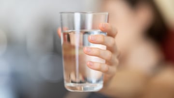 Un nutricionista explica la forma m¨¢s sencilla de beber los dos litros de agua diarios