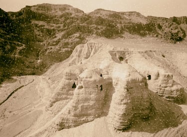 En las desérticas colinas que rodean el Mar Muerto, unos pastores beduinos dieron por azar, en 1947, con los primeros rollos ocultos durante dos milenios en antiguas cuevas. Aquel hallazgo fortuito abrió la puerta a una década de exploraciones arqueológicas que revelaron casi un millar de manuscritos: textos bíblicos, escritos comunitarios y fragmentos de la vida espiritual judía del Segundo Templo. Su descubrimiento transformó por completo el estudio de la Biblia y de las raíces del judaísmo, convirtiendo esta región en uno de los enclaves arqueológicos más decisivos del siglo XX.