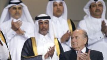 Blatter apoya el Mundial de Qatar en invierno y los jeques le aceptan la propuesta.