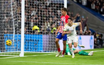 1-0. Brahim Díaz se aprovecha de un rebote dentro del área rojiblanca y con la derecha supera a Jan Oblak.