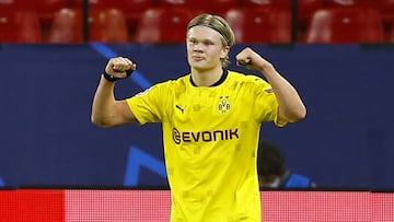 Erling Braut Haaland, delantero noruego del Borussia Dortmund, celebra el tercer gol que le marc&oacute; al Sevilla en la ida de octavos de final de la Champions.