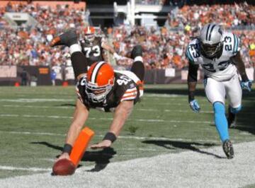El Madden 12 fue el primero en elegir al jugador de portada por votaci車n popular, y cuenta la leyenda de que si sali車 Payton Hillis es porque los fans votaban en contra de que saliera un jugador estrella de su equipo y los Cleveland Browns cuentan con una base de aficionados de las menores de la liga. Sea como fuere, Peyton Hillis se perdi車 varios partidos en esta temporada 2011 y, como resultado, sus n迆meros sufrieron un serio retroceso. A partir de esa temporada la carrera de Hillis ha ido cuesta abajo y actualmente se encuentra sin equipo.
