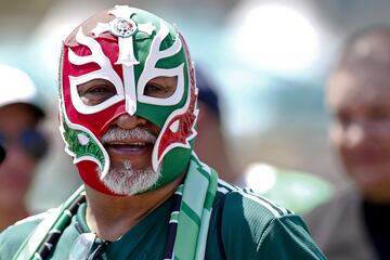 Los aficionados mexicanos se presentaron con algarabía, másrcas y rostros pintados en el Rose Bowl de Pasadena.