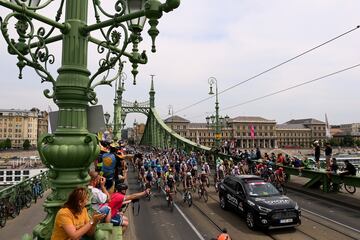 El pelot¨®n durante la primera etapa del Giro de Italia 2022.
