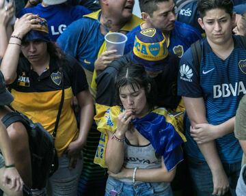 Tristeza en los aficionados de Boca tras la derrota de su equipo.