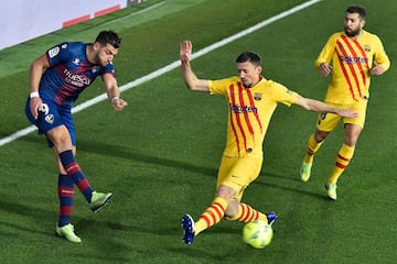 Rafa Mir y Clement Lenglet.