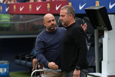Saludo entre los entrenadores Hansi Flick y Manolo González. 