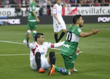 El delantero del Elche Ferrán Corominas comete penalti sobre el delantero del Sevilla José Antonio Reyes 