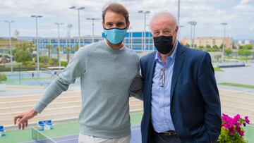 Rafa Nadal y Vicente del Bosque posan en las instalaciones de la Rafa Nadal Academy by Movistar.