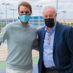 Vicente del Bosque visita la Rafa Nadal Academy by Movistar