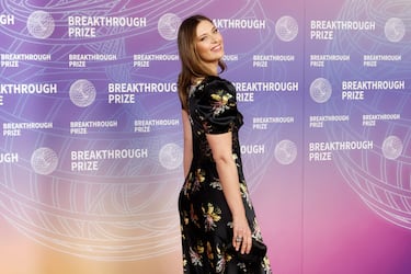 Maria Sharapova posa en la alfombra roja de la 12.ª ceremonia de entrega del premio Breakthrough en el Barker Hangar de Santa Mónica, California.