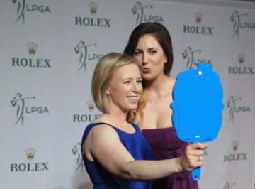 Las golfistas, Morgan Pressel y Sandra Gal posan así en la alfombra roja de los premios LPGA Rolex Players Awards en el Ritz-Carlton, Florida.