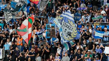 VITORIA , 10/05/2024.- La afición del Alavés durante el partido de LaLiga entre el Alavés y el Girona, este viernes en Mendizorroza. EFE / L. Rico