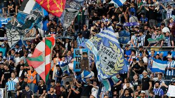 VITORIA , 10/05/2024.- La afición del Alavés durante el partido de LaLiga entre el Alavés y el Girona, este viernes en Mendizorroza. EFE / L. Rico
