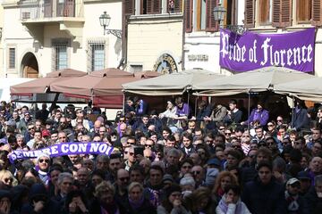 Miles de personas, seguidores y representantes pol赤ticos y del mundo del f迆tbol dieron hoy su 迆ltimo adi車s a Astori.