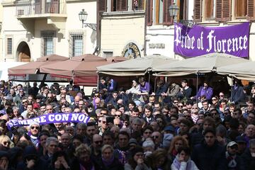 Miles de personas, seguidores y representantes políticos y del mundo del fútbol dieron hoy su último adiós a Astori.