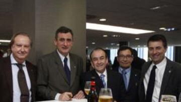 <b>LOS CONSEJEROS. </b>Entrena, Perelló, Oliveró, Moya, Borrell y Newton, ayer, en la sala President en la comida de la prensa.