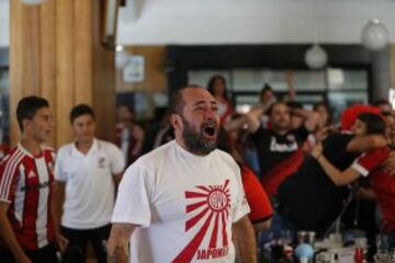 DEPORTES
LOS HINCHAS DE RIVER VIENDO EL PÁRTIDO EN BAR DEL ESTADIO.
FOTO ORTIZ GUSTAVO 16-12-15