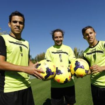 Recio, Iturra y Buonanotte, los tres jugadores del Granada con pasado en el Málaga, posaron para AS en el campo de entrenamiento del Granada.