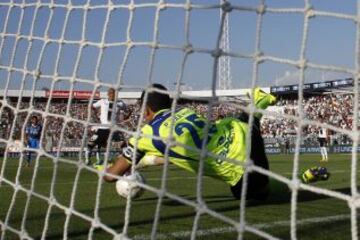 Pedro Carrizo le tapa un penal a Humberto Suazo en el Monumental.