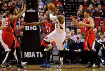 Wesley Matthews busca a un compañero. Elton Brand y Kyle Korver al acecho.