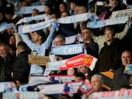 Aficionado del Celta, durante el partido de ida contra el Olympique de Lyon en Balaídos.