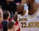 La furia de LeBron: fuerte cruce con Brooks y los árbitros