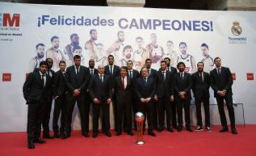 El nuevo Campeón visitó el Ayuntamiento y la sede de la Comunidad de Madrid para ofrecer la Copa del Rey a todos los aficionados.