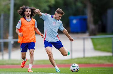 Disparo de Fermín durante el entrenamiento de la Selección ante la mirada de Cucurella.